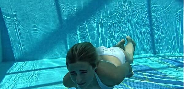  Hot US blondie Lindsey Cruz swims naked in the pool